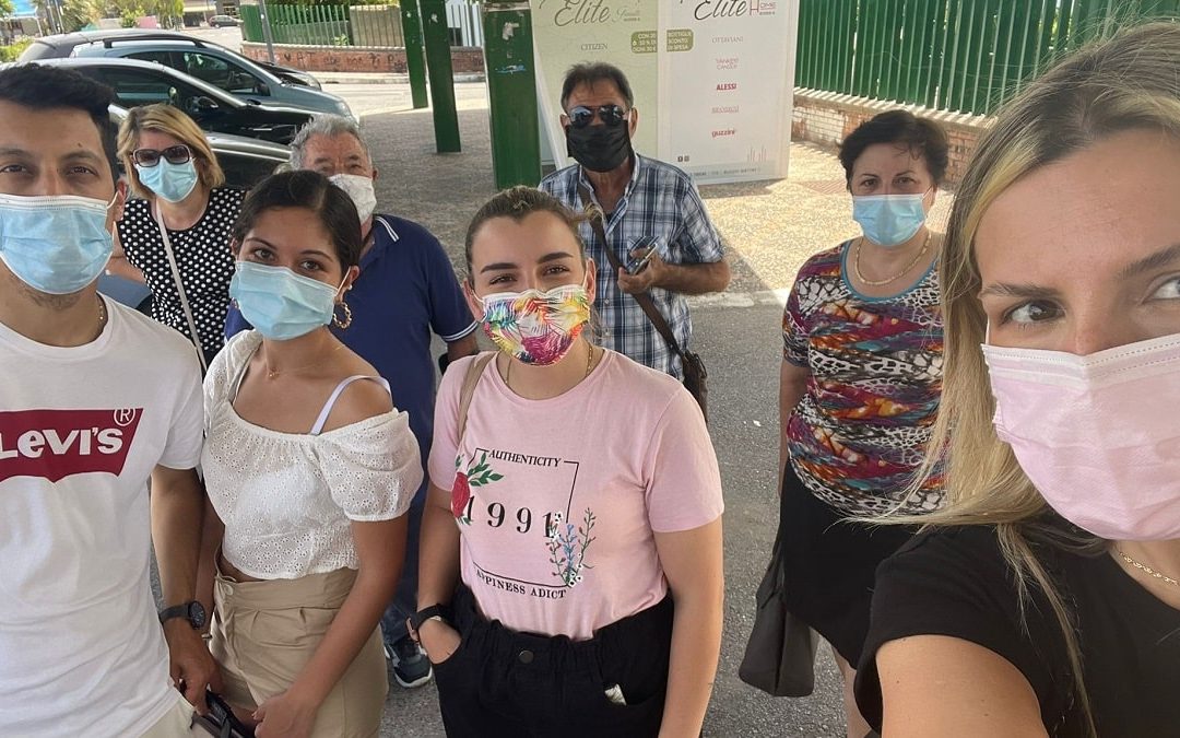 Un gruppo di cittadini in attesa del vaccino a Scalea