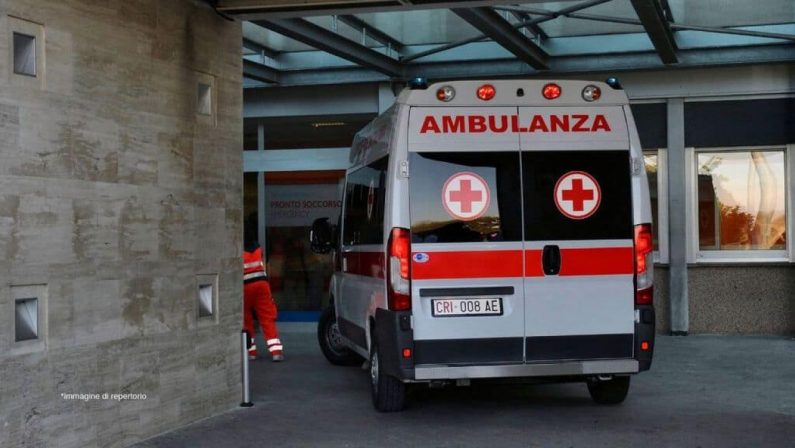 A Napoli “sequestra” l’ambulanza per soccorrere una parente