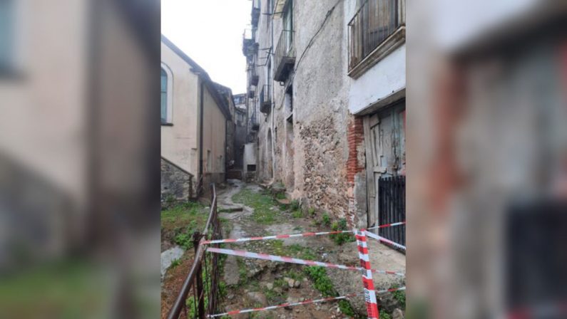 Cosenza, il centro storico crolla e il Comitato Piazza Piccola si rivolge al Prefetto