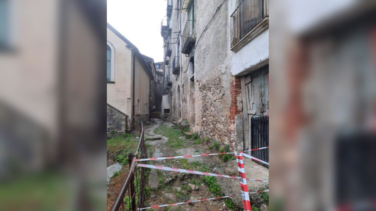 crollo centro storico cosenza