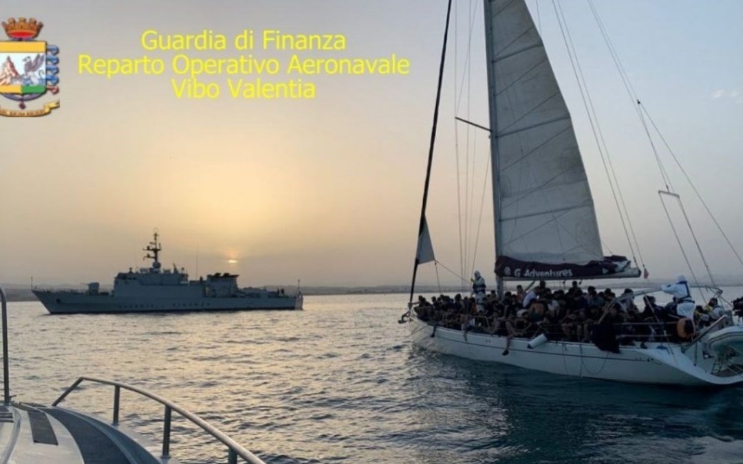 Migranti, due imbarcazioni con 180 persone individuate al largo di Crotone