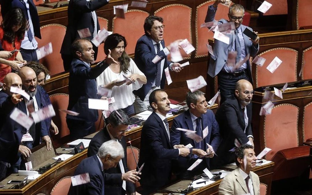 Una protesta del Movimento 5 stelle al Senato