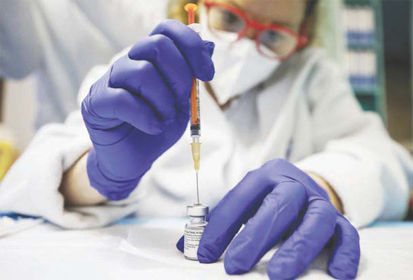 Vaccini anti-Covid, Bardi annuncia 6 mila dosi di Pfizer. Scoppia il caso dei donatori di sangue