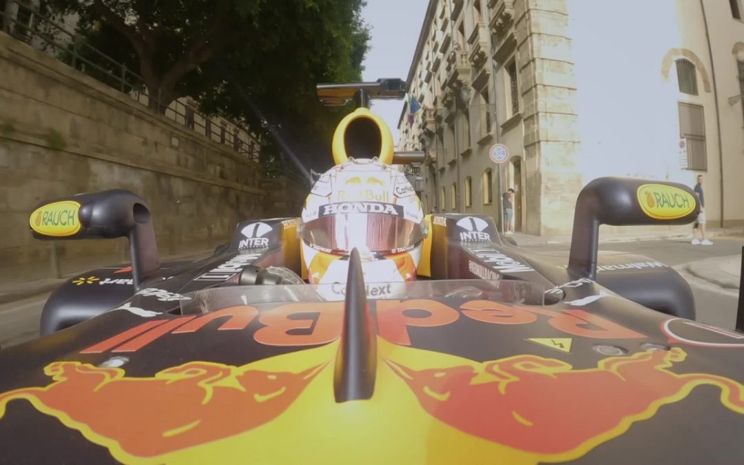 A Palermo sfreccia un’auto di Formula 1