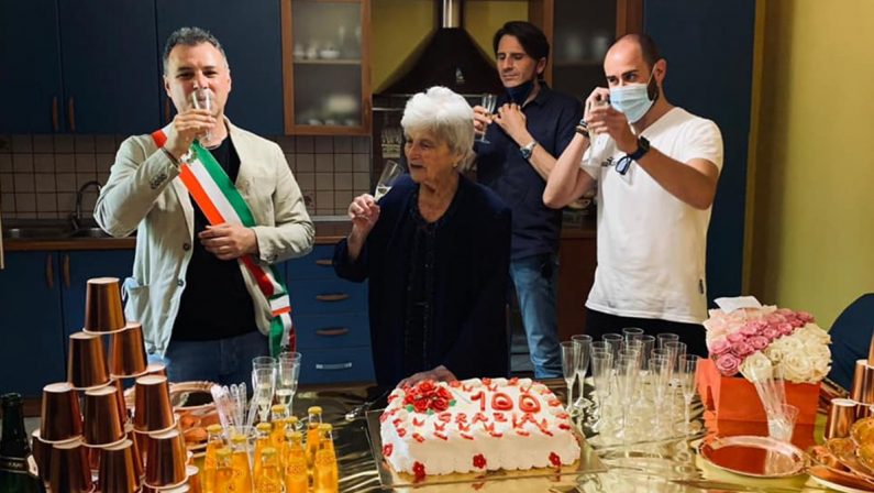 Il brindisi centenario di nonna Grazia: è festa nel Vibonese