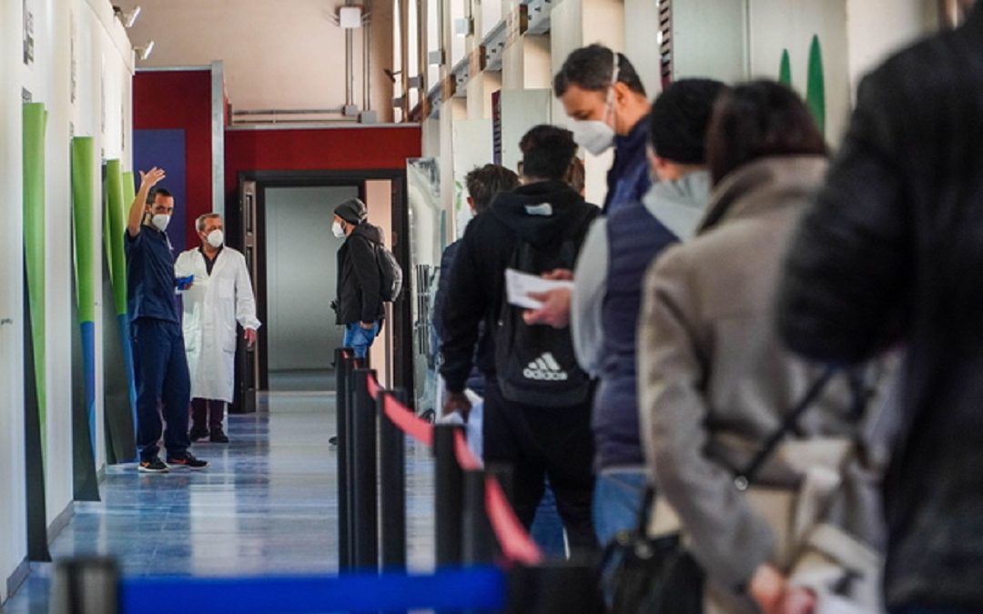 La fila per il vaccino in un Hub della Campania