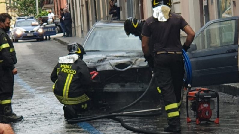 Auto in fiamme in pieno centro a Vibo, incendio domato dai Vigili del fuoco - Video