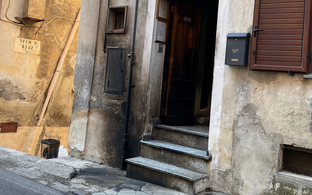 Il portone dello studio dopo l'incendio