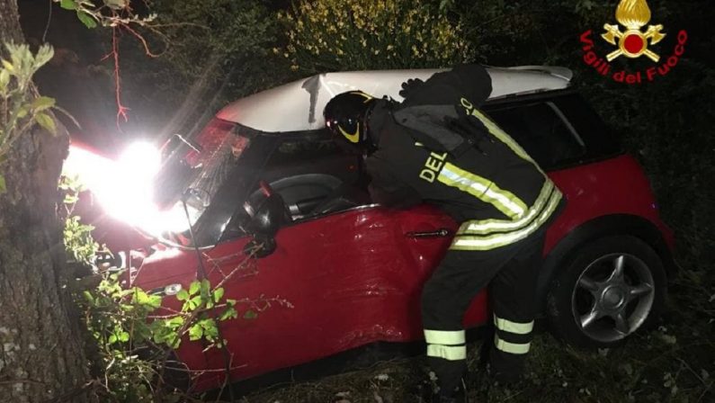 Incidente ad Avigliano, auto finisce contro un albero nei pressi del cimitero: un ferito