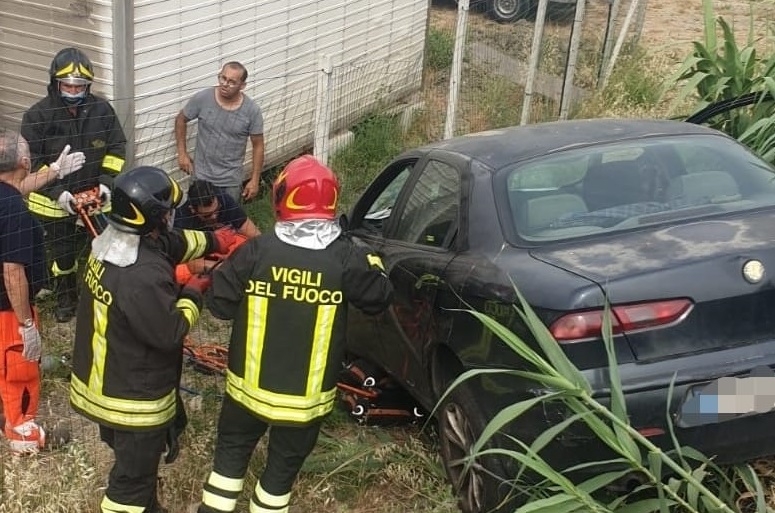 Travolto dalla sua auto in sosta, morto un uomo a Crotone