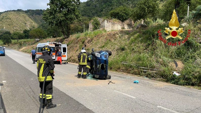 Si ribalta con l’auto nel Vibonese, conducente soccorso da 118 e Vigili del fuoco