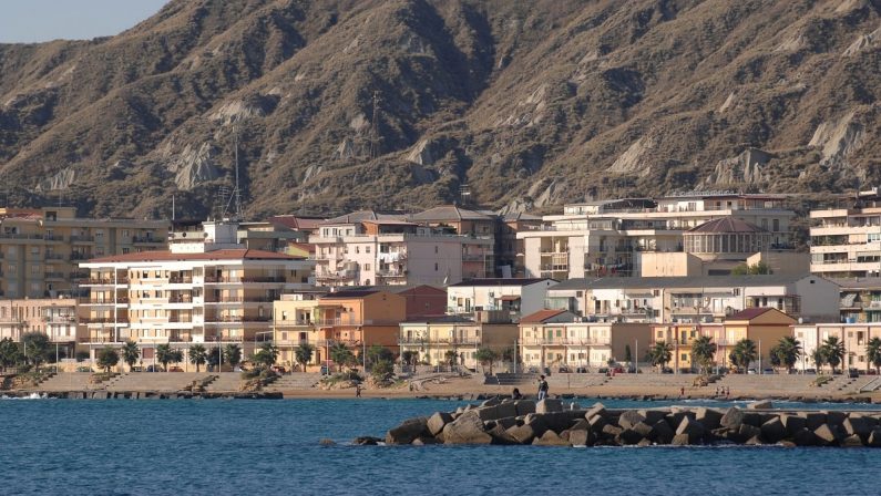 Cadavere sulla spiaggia di Crotone, si ipotizza morte per cause naturali