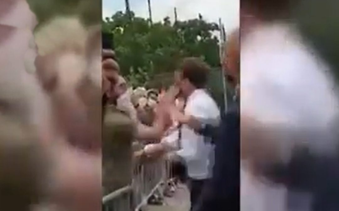VIDEO – Francia, il presidente Macron schiaffeggiato mentre saluta la folla