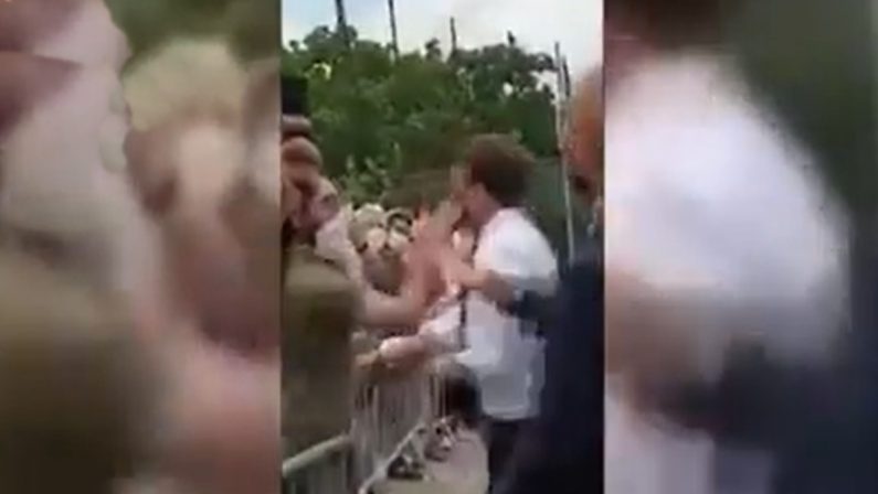 VIDEO - Francia, il presidente Macron schiaffeggiato mentre saluta la folla