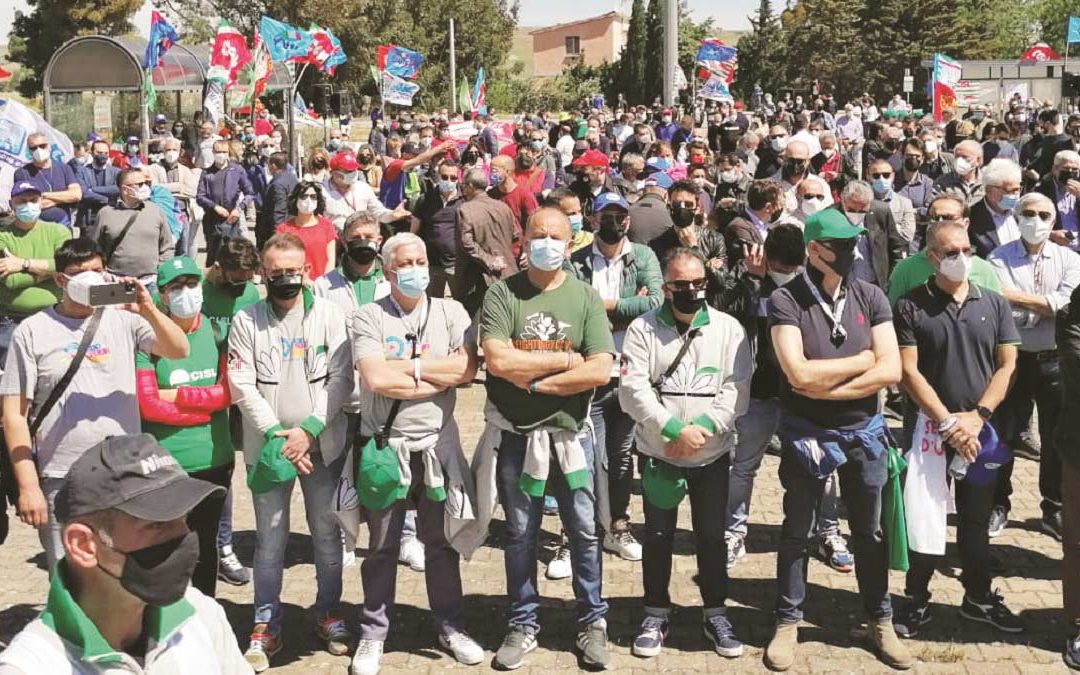 La manifestazione unitaria dei sindacati lo scorso 22 maggio davanti ai cancelli di Melfi