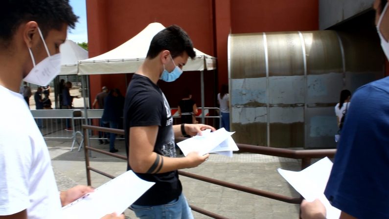 Vaccinarsi: un segno di “maturità”, a Cosenza l'iniziativa per il siero anti-Covid ai maturandi - VIDEO