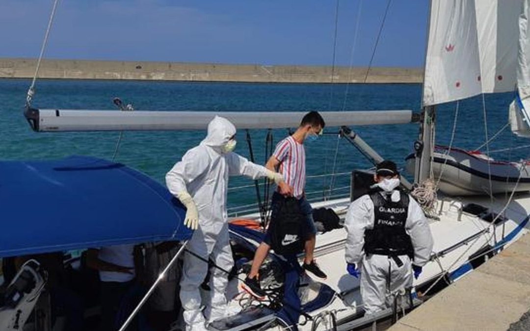 Migranti, imbarcazione con 65 persone a bordo nel porto di Crotone
