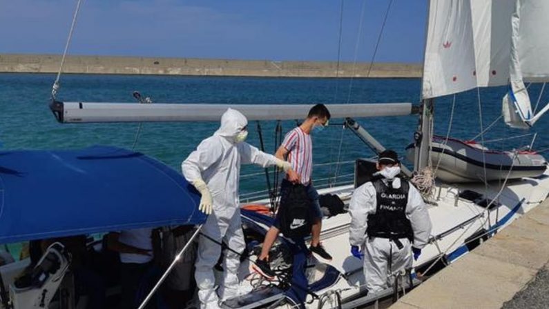 Migranti, imbarcazione con 65 persone a bordo nel porto di Crotone