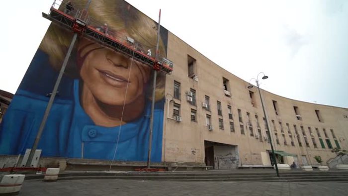 Napoli, Nino D'Angelo inaugura il "suo" murale firmato Jorit