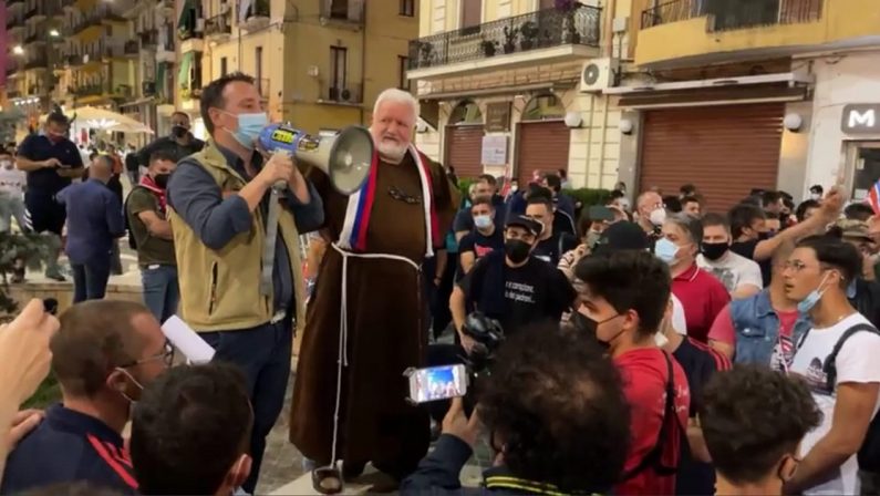 Calcio, petizione e nuova manifestazione dei tifosi del Cosenza contro Guarascio - VIDEO