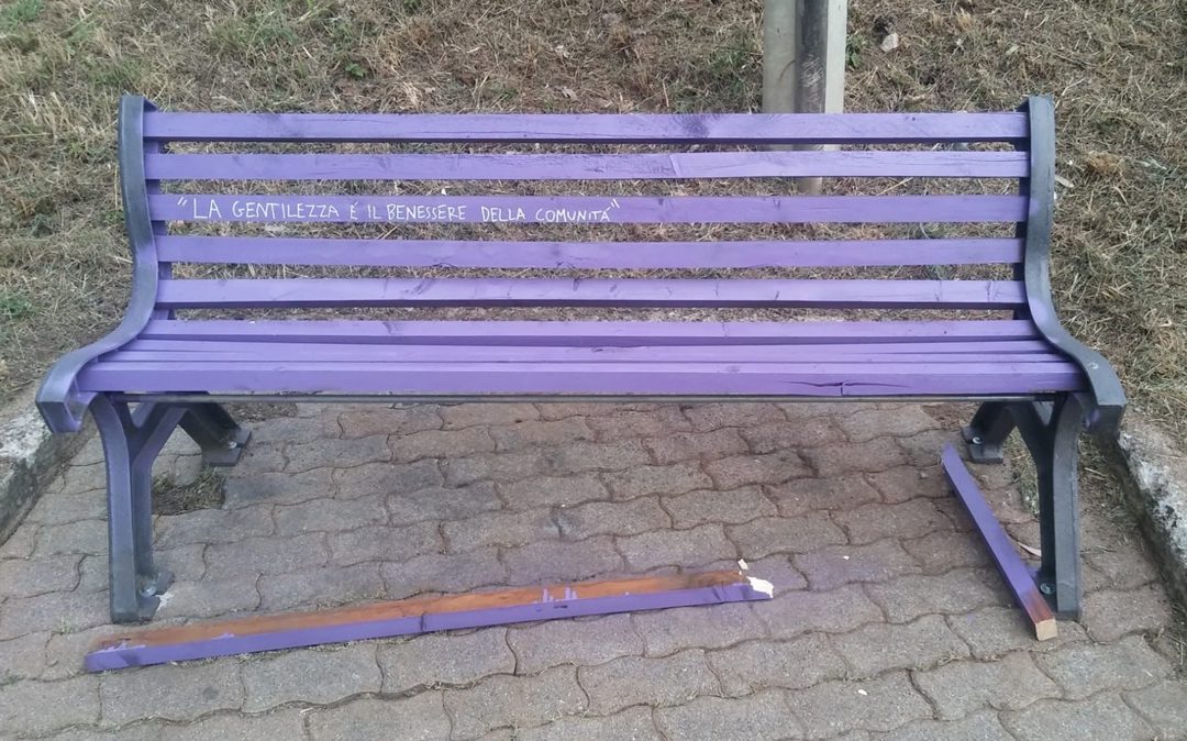 La panchina viola danneggiata a Rende
