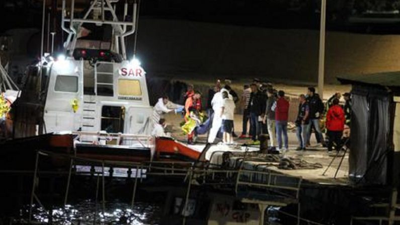 Migranti, barcone si ribalta a Lampedusa: 7 morti e 9 dispersi