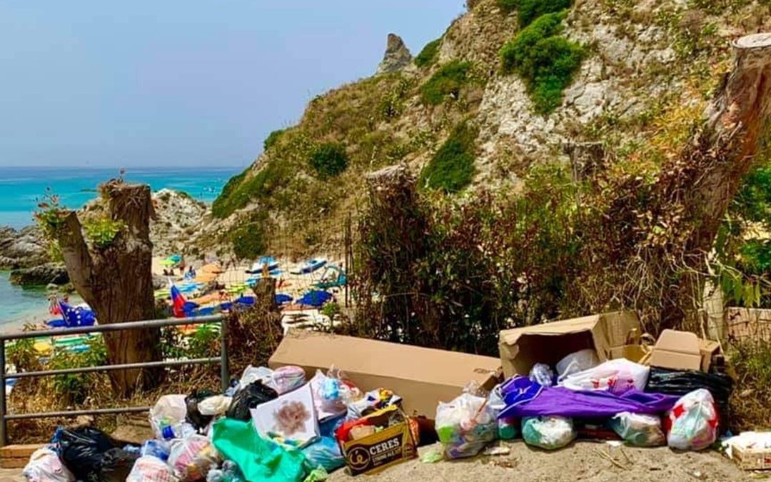 Il piazzale della spiaggia di Grotticelle invaso dai rifiuti
