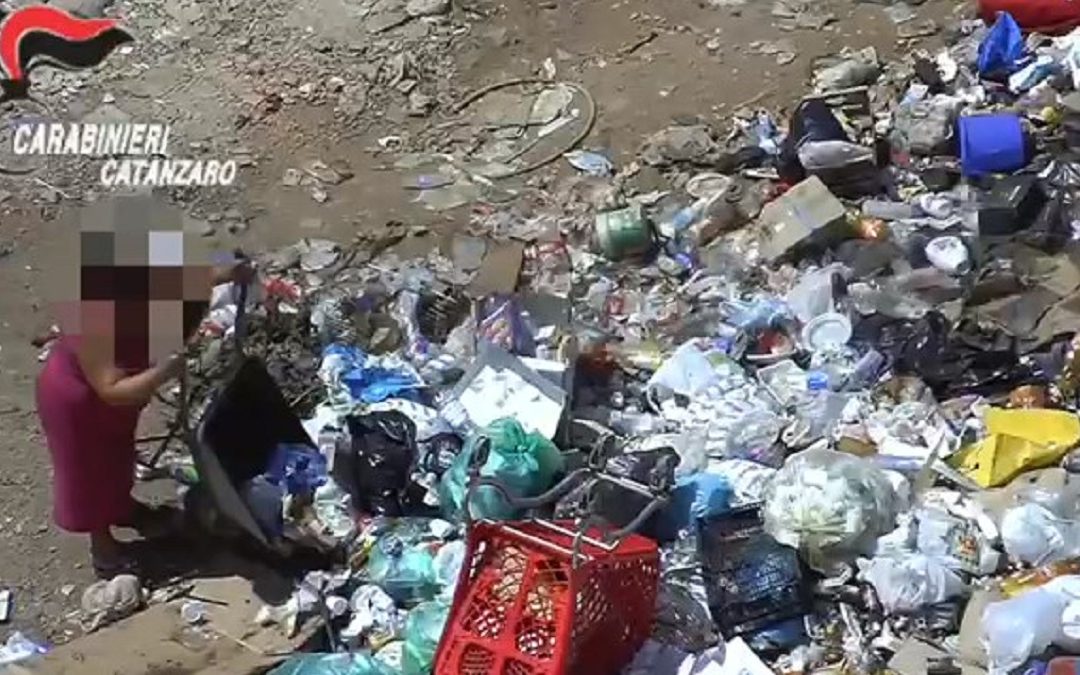 Traffico di rifiuti nel campo Rom di Lamezia Terme, i nomi dei 29 arrestati