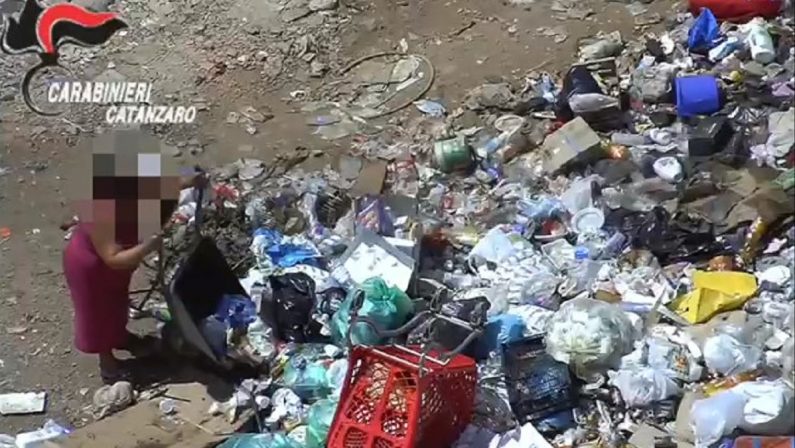 Traffico di rifiuti nel campo Rom di Lamezia Terme, i nomi dei 29 arrestati