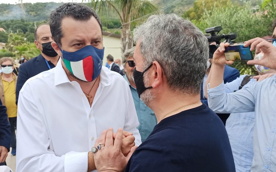 Matteo Salvini stringe la mano a Nino Spirlì