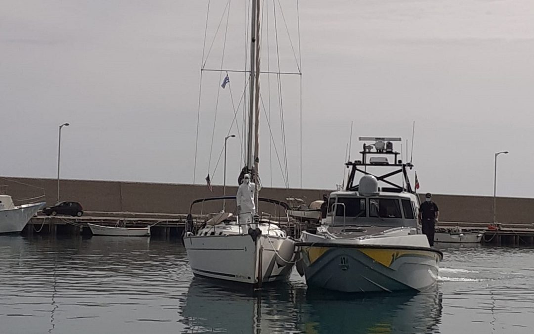 La piccola barca a vela nel porto di Cariati