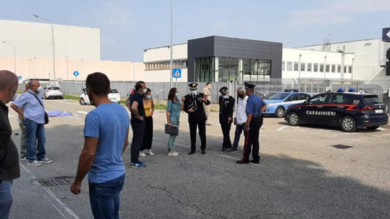 Novara, muore un sindacalista di 37 anni investito da un tir durante un picchetto