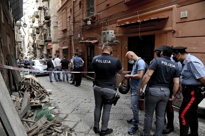 Due muratori feriti a colpi d'arma da fuoco in un cantiere edile di Napoli