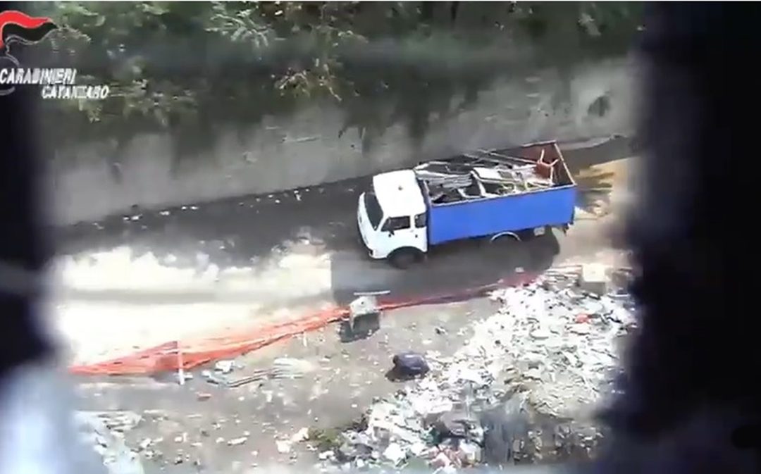 Traffico di rifiuti nel campo Rom di Scordovillo a Lamezia Terme, 29 arresti