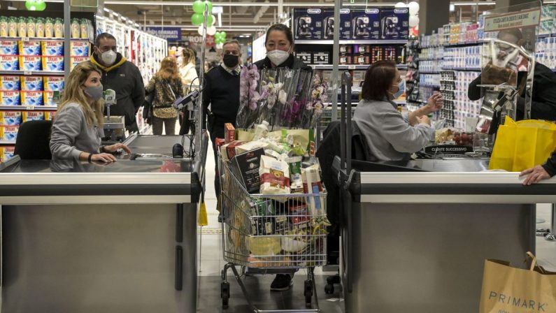 A maggio vendite al dettaglio in lieve crescita