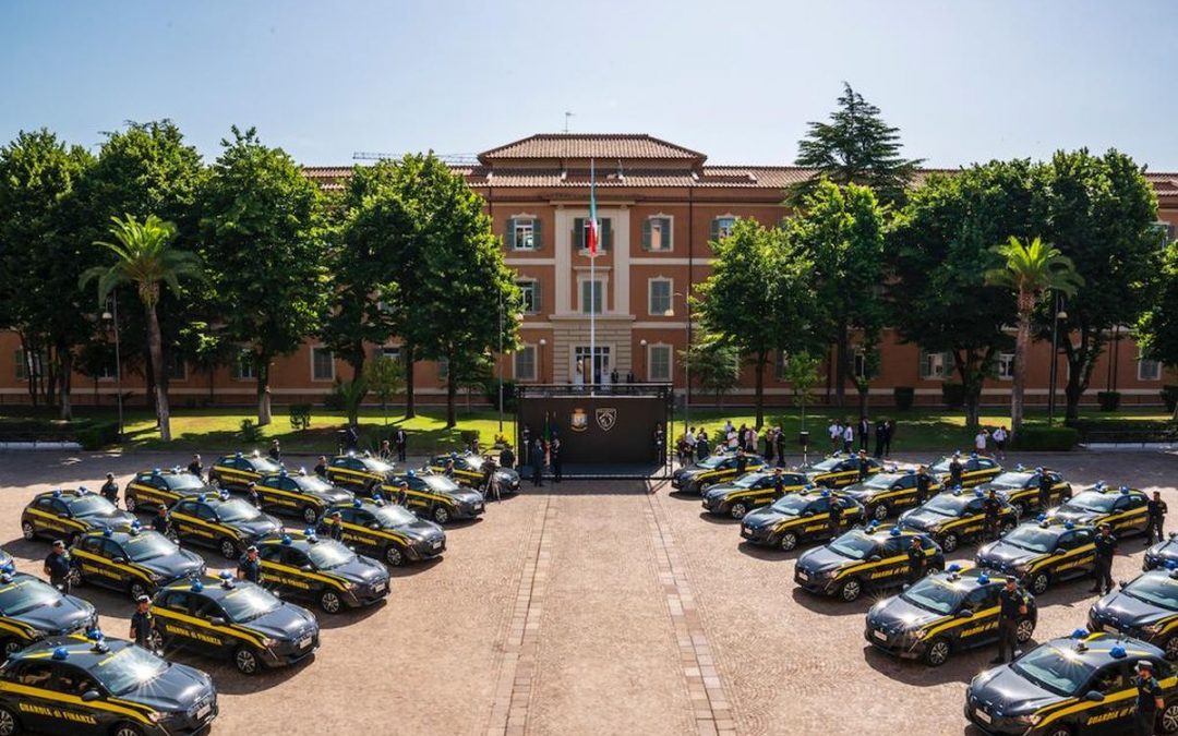 Peugeot consegna 30 e-208 100% elettriche alla Guardia di Finanza
