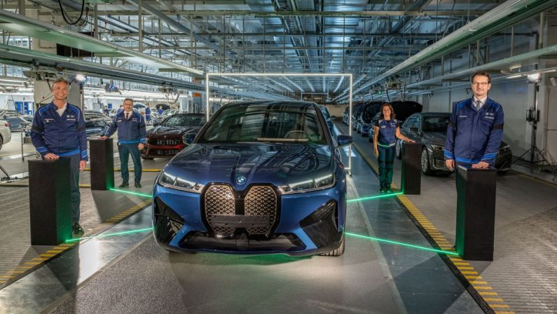 Al via produzione BMW iX nello stabilimento di Dingolfing