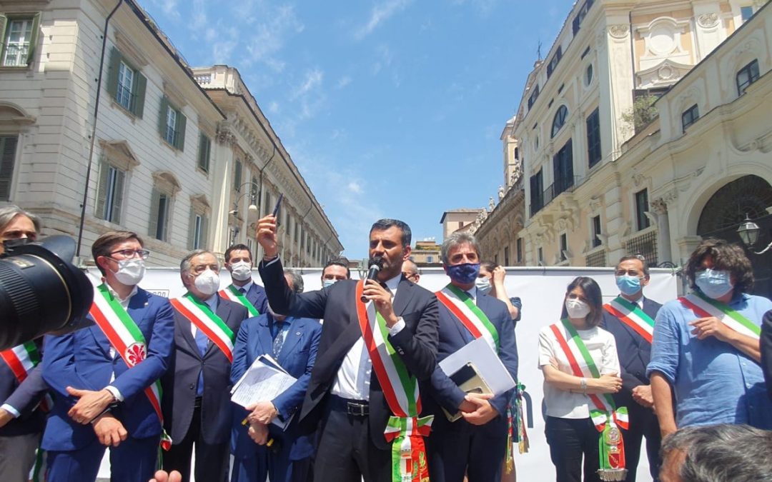 Sindaci in piazza “Siamo colpevoli di voler fare solo il nostro lavoro”