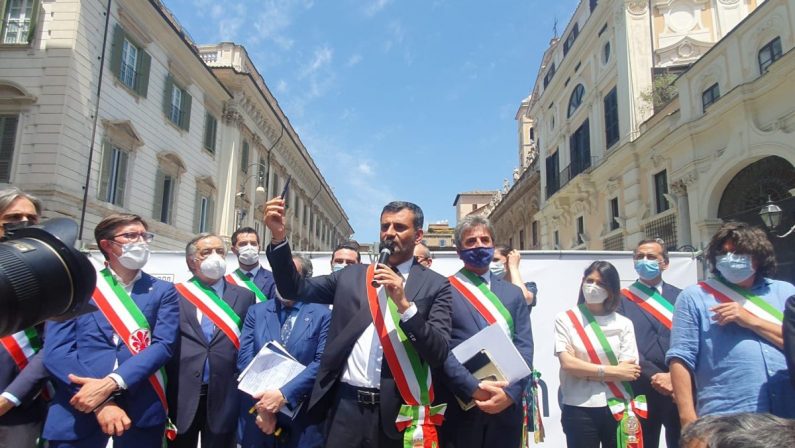 Sindaci in piazza “Siamo colpevoli di voler fare solo il nostro lavoro”