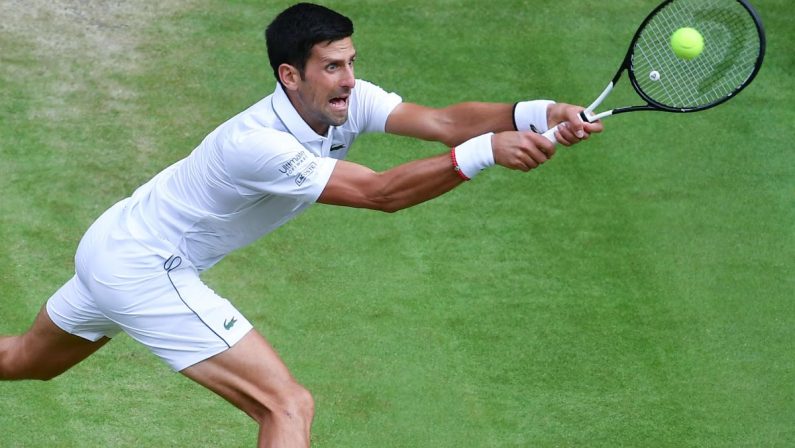 Djokovic batte Fucsovics e vola in semifinale a Wimbledon