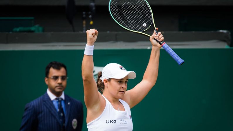 Barty regina di Wimbledon, domani Berrettini-Djokovic