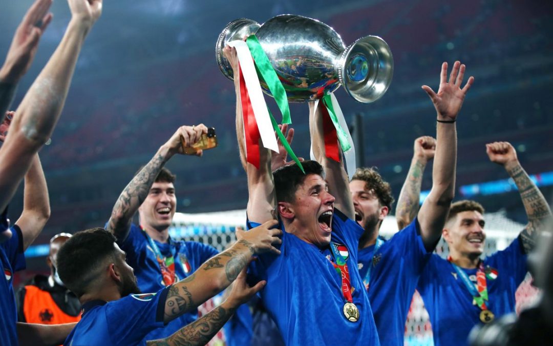 Centinaia di tifosi accolgono gli azzurri a Roma, cori e applausi