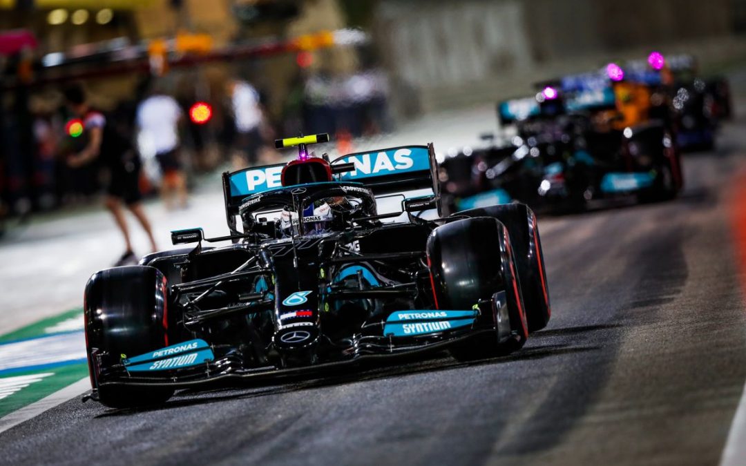 Hamilton batte Verstappen: partirà davanti in sprint race Silverstone