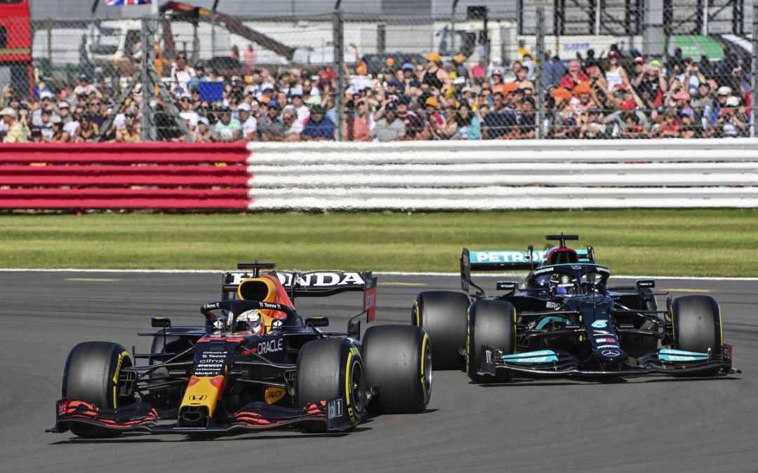 Contatto con Hamilton, Verstappen fuori