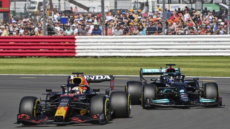Contatto con Hamilton, Verstappen fuori