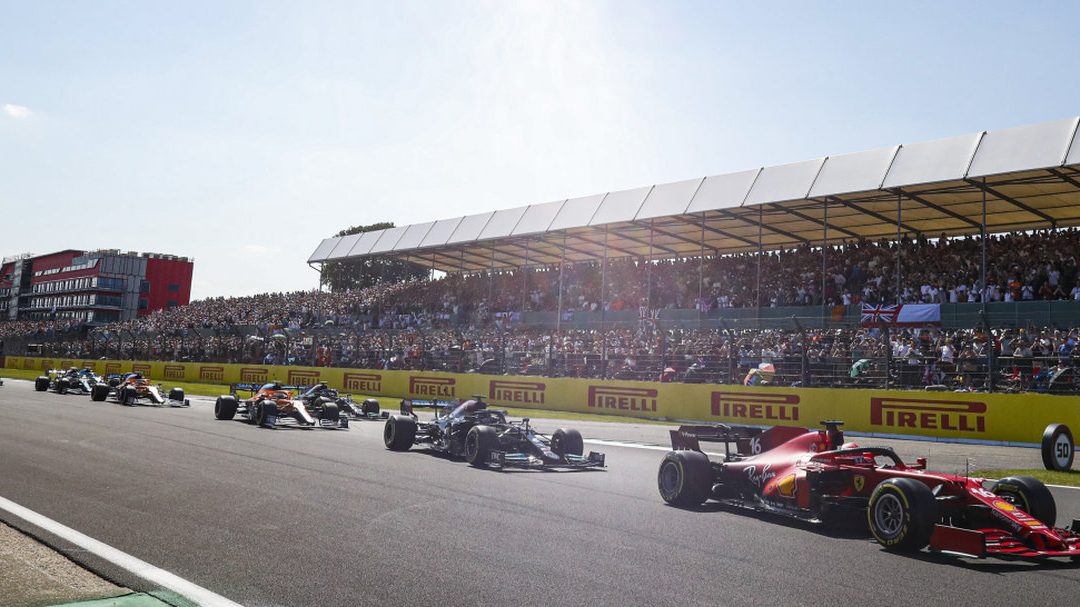 Formula 1, Hamilton vince a Silverstone e beffa Leclerc a 3 giri dall’arrivo