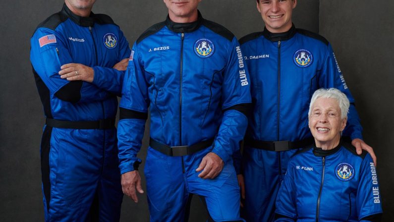 La navicella Blue Origin compie la sua missione, Bezos nello spazio