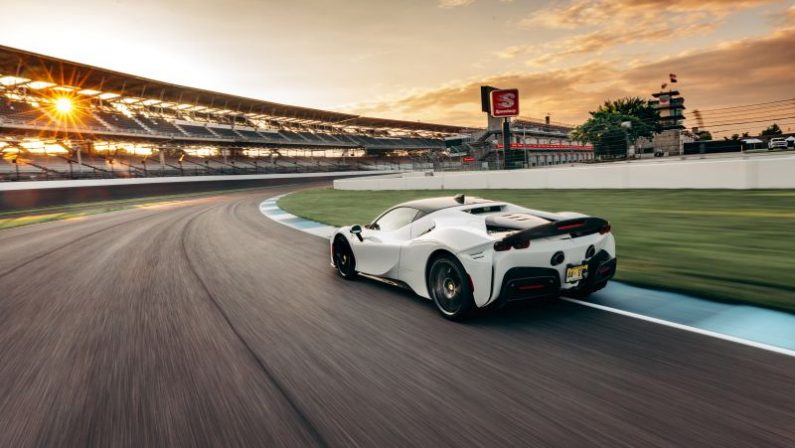 Record sul giro a Indianapolis per la Ferrari SF90 Stradale