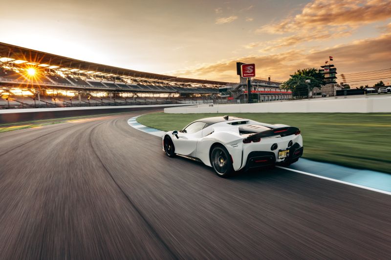 Record sul giro a Indianapolis per la Ferrari SF90 Stradale