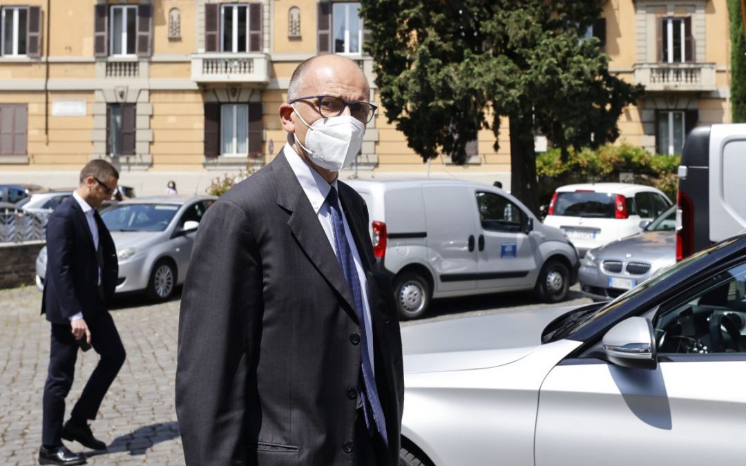 Vaccino, Letta “I parlamentari diano l’esempio”